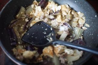 最后加入鸡粉、盐、美极鲜味汁翻拌均匀即可