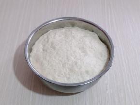 将面粉放入大口器具中，加入酵母粉，盐，白砂糖，玉米油混合，分次加入纯净水，搅成絮状，再揉成面团，盖上保鲜膜进行发酵。