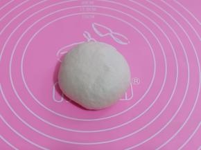 取出揉圆排气，分成两份，一份三分之一即可！