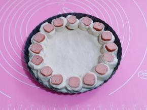 将剩下的面团擀圆，放入披萨盘中，再将切好的香肠段摆放在周边！