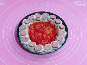 在中间涂抹上番茄酱！也可以放上自己喜欢的酱料！