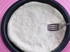 用叉子扎出洞洞眼，防止经过高温烘烤，面饼中间鼓起来！