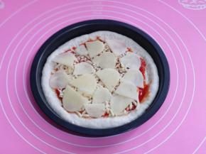 撒上一层马苏里拉芝士，再摆放上切薄片的土豆片。