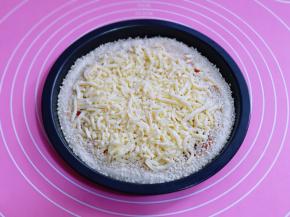 最后再撒上一层马苏里拉芝士，再在披萨饼胚一圈撒上白芝麻！