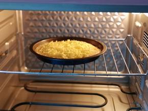 烤网入烤箱中层，烤盘放烤网上，190度预热5分钟！