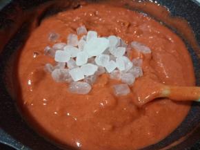 4.倒入不粘锅炒至水分变少后加入白冰糖 
