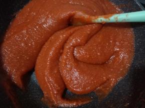 5.炒至山楂糊变浓稠，搅拌有纹理不消失即可
