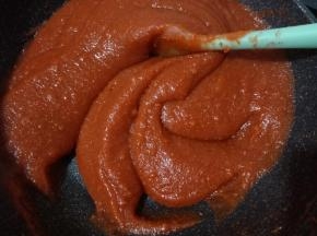 5.炒至山楂糊变浓稠，搅拌有纹理不消失即可
