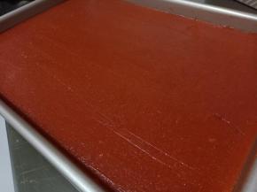 6.倒入合适的模具或盘子里，用刮板刮平，厚度大概2-3mm，尽量刮均匀
