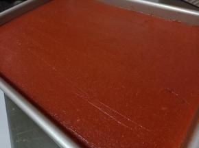 6.倒入合适的模具或盘子里，用刮板刮平，厚度大概2-3mm，尽量刮均匀
