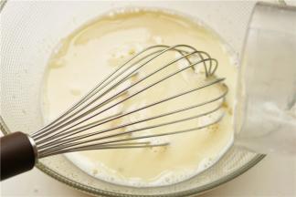 加入牛奶，再次搅拌均匀。