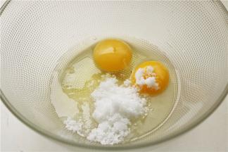 一个全蛋和一个蛋黄，总共是75克，加入30克砂糖，搅拌均匀，使砂糖融化。
