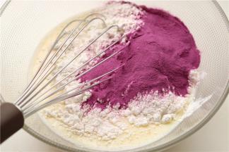 加入紫薯粉和低粉。
