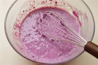 用手动打蛋器搅拌均匀，会有很多面疙瘩，但是没关系，接着向下看。