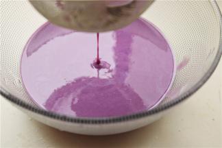 面糊过筛两次，就会变得很细腻光滑。