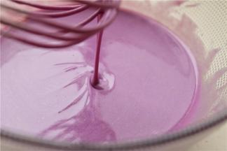 再次搅拌均匀，面糊就非常的光滑，提起打蛋器的头，会像丝缎一样滴落。毛巾卷的面糊就做好了，送入冰箱冷藏一会。