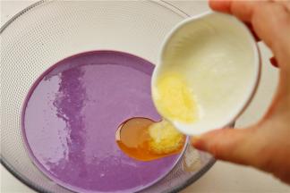 黄油用微波炉加热20秒，成为液体后，略微凉一下，加入到紫薯面糊里。