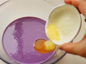黄油用微波炉加热20秒，成为液体后，略微凉一下，加入到紫薯面糊里。