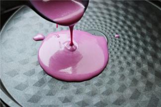 舀一勺面糊，从一个点注入到电饼铛的烤盘里，面糊会慢慢摊开摊平变大。