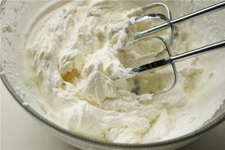 淡奶油200克，加入15克白砂糖，打发成奶油霜待用。