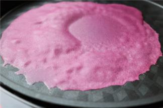 等到面糊全部摊开之后，打开电饼铛下盘，大约1分钟之后，面皮会鼓起大泡，这时饼皮就做好了，无需翻面，拿出来晾凉一下待用。重复这个过程，把全部的面糊做成饼皮。