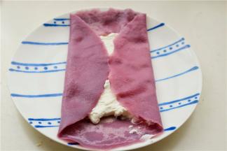 左右两边折上去，按压一下，使之贴合在一起。