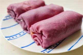 重复以上过程，把所有的饼皮都卷好。冷藏一下。