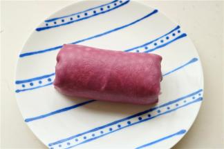 由上到下卷起来即可，收口压到下面，毛巾卷就做好了。