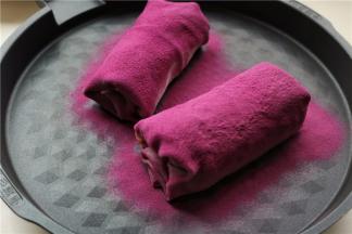 表面筛上紫薯粉，毛巾卷就做好了，紫色毛巾卷起来既视感。