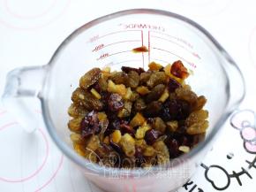 果干先用朗姆酒浸泡24小时以上。