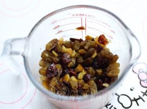 果干先用朗姆酒浸泡24小时以上。