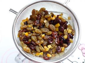 浸泡好的果干沥干朗姆酒。