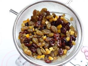 浸泡好的果干沥干朗姆酒。