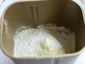除黄油外，将面团部分的所有原材料倒入东菱面包机的面包桶中，注意酵母不要和盐、糖直接接触。