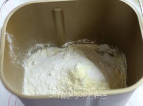 除黄油外，将面团部分的所有原材料倒入东菱面包机的面包桶中，注意酵母不要和盐、糖直接接触。