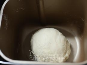 .10分钟后，面团比较光滑，能够拉出厚膜。