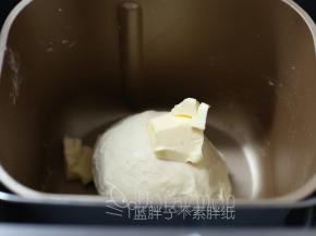 加入软化好的黄油，继续和面程序15分钟。