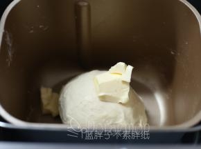 加入软化好的黄油，继续和面程序15分钟。