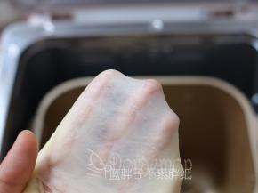 直到面团光滑柔软。能够可以拉出薄膜，不需要到手套膜。