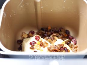 加入果干，稍微揉匀即可。