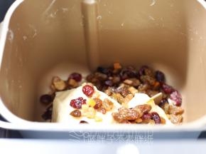 加入果干，稍微揉匀即可。