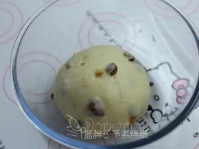 在打蛋盆内涂上薄薄的一层色拉油防粘，放入面团，盖上保鲜膜在温暖处进行第一次发酵。