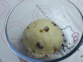 在打蛋盆内涂上薄薄的一层色拉油防粘，放入面团，盖上保鲜膜在温暖处进行第一次发酵。