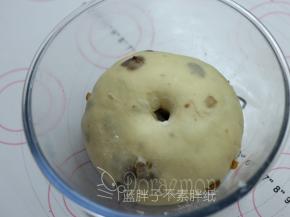 .发酵至面团涨到大两倍，手指粘面粉戳一下，洞口不回缩即表示发酵完成。大约需要60分钟。