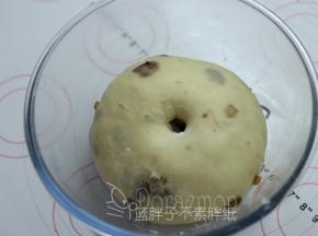 .发酵至面团涨到大两倍，手指粘面粉戳一下，洞口不回缩即表示发酵完成。大约需要60分钟。