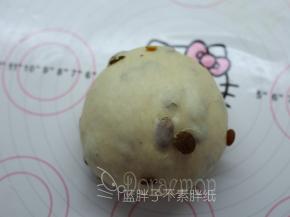 发酵好的面团进行排气，接着滚圆，盖上保鲜膜，松弛10分钟。