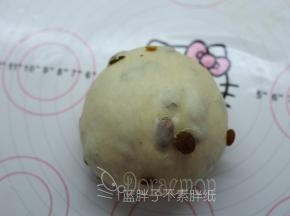 发酵好的面团进行排气，接着滚圆，盖上保鲜膜，松弛10分钟。