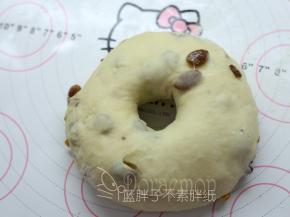 松弛好的面团用大拇指在中间戳出一个洞，并慢慢把洞口处理得大一点，能够套进模具中空部分。