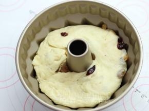 将处理好的面团放入模具中，记得收口朝上。