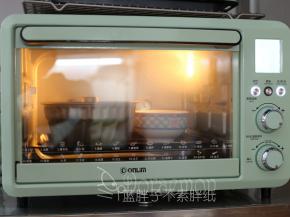 连同模具送入烤箱进行第二次发酵，在烤箱内放上一杯热水来补充湿气。